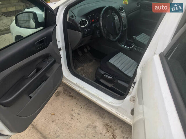 Білий Форд Фокус, об'ємом двигуна 1.4 л та пробігом 102 тис. км за 5000 $, фото 2 на Automoto.ua