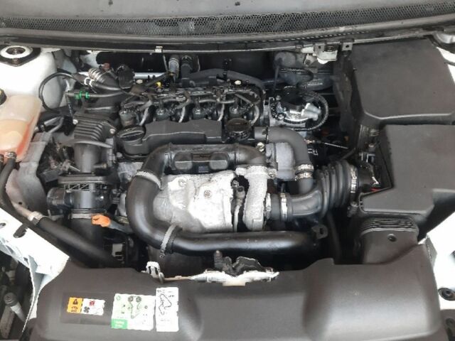 Белый Форд Фокус, объемом двигателя 1.6 л и пробегом 320 тыс. км за 5200 $, фото 3 на Automoto.ua