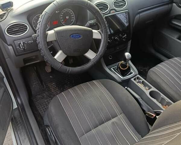 Белый Форд Фокус, объемом двигателя 1.4 л и пробегом 216 тыс. км за 3800 $, фото 2 на Automoto.ua