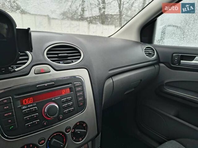 Белый Форд Фокус, объемом двигателя 1.6 л и пробегом 274 тыс. км за 4800 $, фото 12 на Automoto.ua