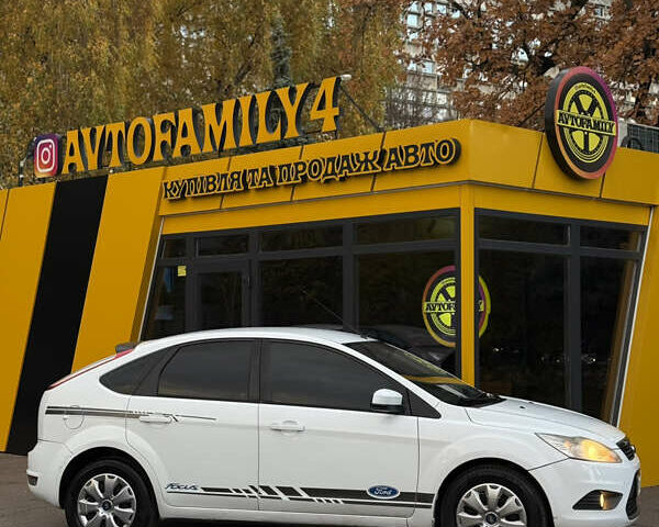 Белый Форд Фокус, объемом двигателя 1.6 л и пробегом 253 тыс. км за 5500 $, фото 6 на Automoto.ua