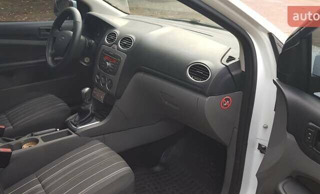 Белый Форд Фокус, объемом двигателя 1.4 л и пробегом 112 тыс. км за 5500 $, фото 2 на Automoto.ua