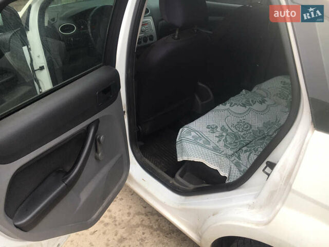 Білий Форд Фокус, об'ємом двигуна 1.4 л та пробігом 102 тис. км за 5000 $, фото 7 на Automoto.ua