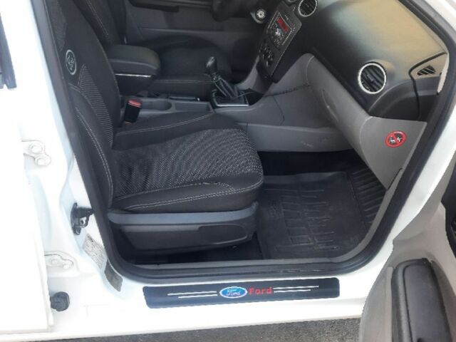 Белый Форд Фокус, объемом двигателя 1.6 л и пробегом 320 тыс. км за 5200 $, фото 2 на Automoto.ua