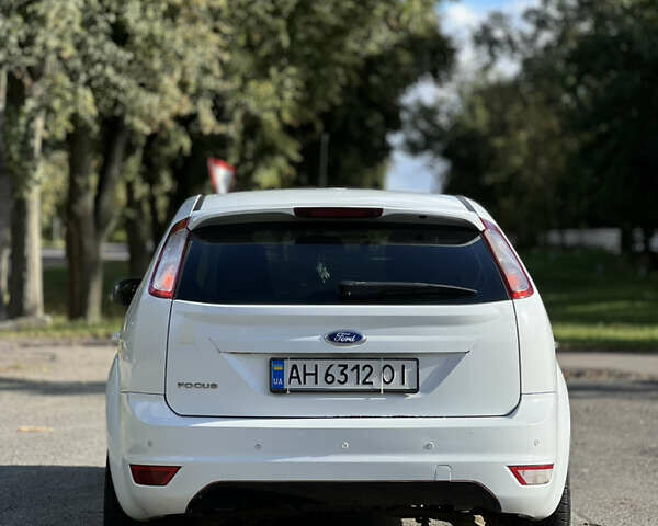 Білий Форд Фокус, об'ємом двигуна 1.6 л та пробігом 214 тис. км за 5500 $, фото 1 на Automoto.ua