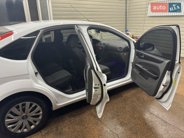 Білий Форд Фокус, об'ємом двигуна 1.6 л та пробігом 210 тис. км за 5800 $, фото 4 на Automoto.ua