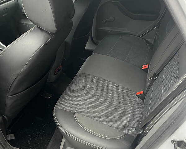 Білий Форд Фокус, об'ємом двигуна 1.6 л та пробігом 207 тис. км за 5000 $, фото 9 на Automoto.ua