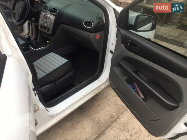Білий Форд Фокус, об'ємом двигуна 1.4 л та пробігом 102 тис. км за 5000 $, фото 8 на Automoto.ua