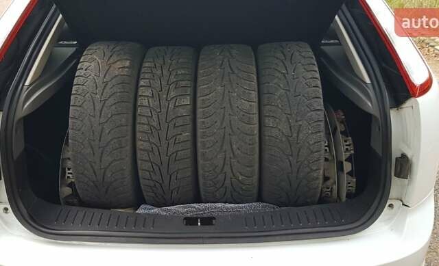 Белый Форд Фокус, объемом двигателя 1.4 л и пробегом 112 тыс. км за 5500 $, фото 10 на Automoto.ua