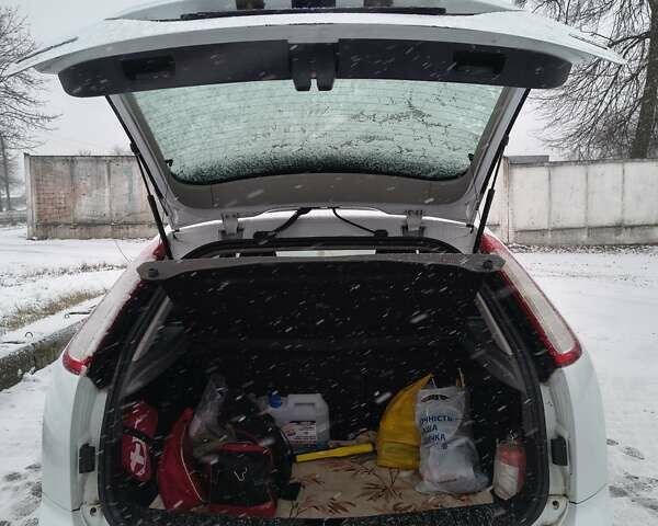 Белый Форд Фокус, объемом двигателя 1.6 л и пробегом 274 тыс. км за 4800 $, фото 19 на Automoto.ua