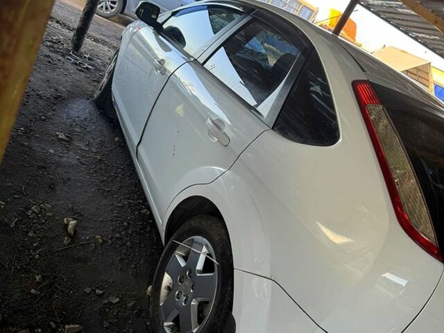 Белый Форд Фокус, объемом двигателя 1.6 л и пробегом 256 тыс. км за 2000 $, фото 2 на Automoto.ua