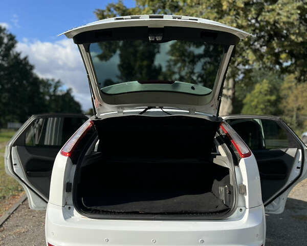 Білий Форд Фокус, об'ємом двигуна 1.6 л та пробігом 214 тис. км за 5500 $, фото 10 на Automoto.ua