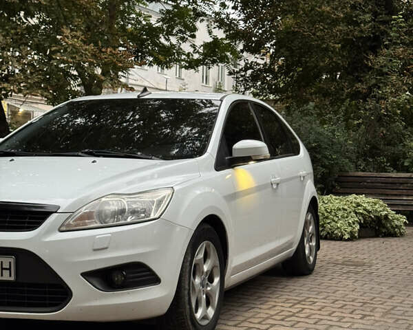 Білий Форд Фокус, об'ємом двигуна 2 л та пробігом 260 тис. км за 6400 $, фото 1 на Automoto.ua