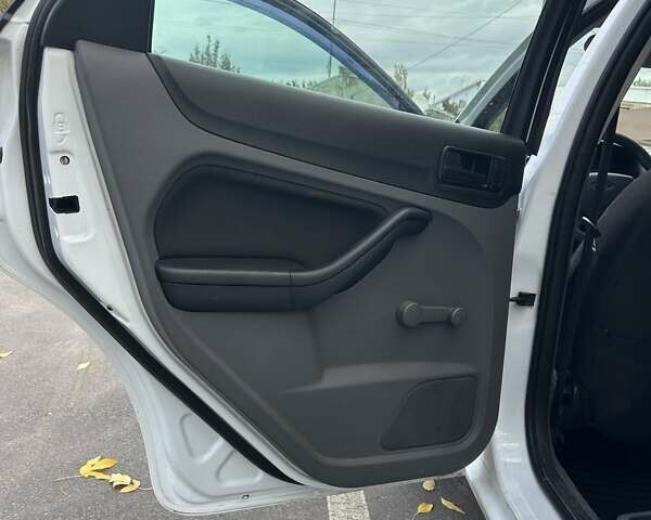 Белый Форд Фокус, объемом двигателя 1.39 л и пробегом 142 тыс. км за 5300 $, фото 6 на Automoto.ua