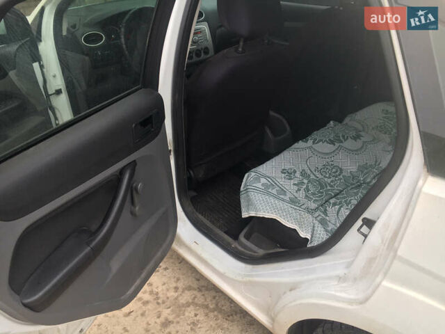 Білий Форд Фокус, об'ємом двигуна 1.4 л та пробігом 102 тис. км за 5000 $, фото 6 на Automoto.ua
