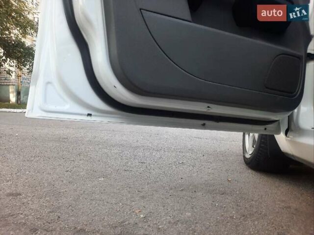 Белый Форд Фокус, объемом двигателя 1.6 л и пробегом 320 тыс. км за 5200 $, фото 4 на Automoto.ua