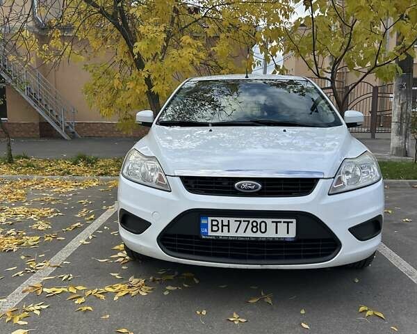 Белый Форд Фокус, объемом двигателя 1.39 л и пробегом 142 тыс. км за 5300 $, фото 4 на Automoto.ua