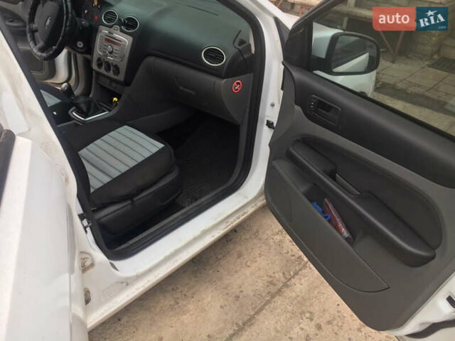 Білий Форд Фокус, об'ємом двигуна 1.4 л та пробігом 102 тис. км за 5000 $, фото 5 на Automoto.ua