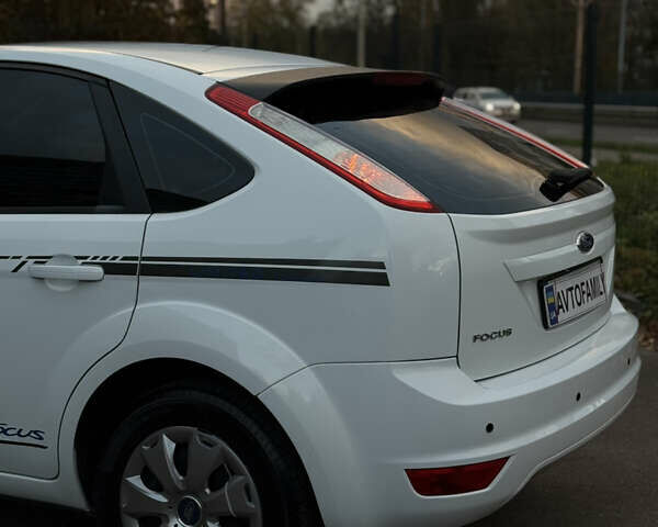 Белый Форд Фокус, объемом двигателя 1.6 л и пробегом 253 тыс. км за 5500 $, фото 23 на Automoto.ua