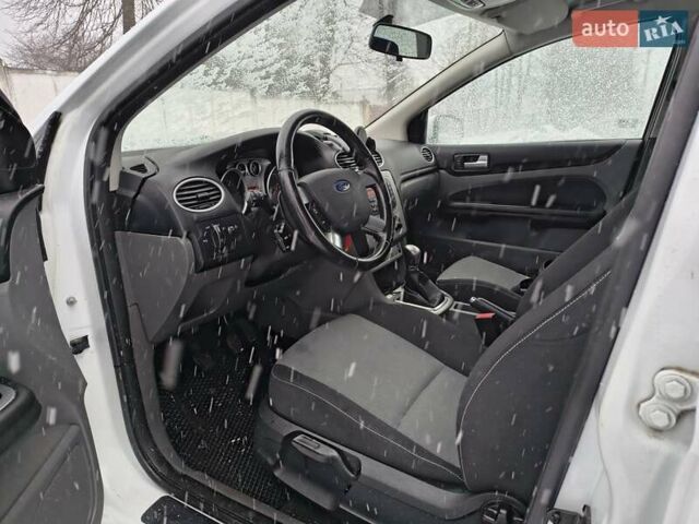 Белый Форд Фокус, объемом двигателя 1.6 л и пробегом 274 тыс. км за 4800 $, фото 9 на Automoto.ua