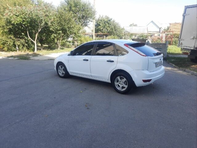 Белый Форд Фокус, объемом двигателя 1.6 л и пробегом 320 тыс. км за 5200 $, фото 4 на Automoto.ua