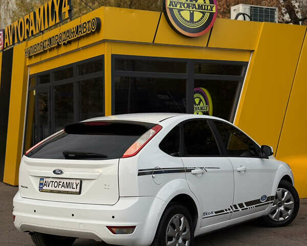 Белый Форд Фокус, объемом двигателя 1.6 л и пробегом 253 тыс. км за 5500 $, фото 4 на Automoto.ua