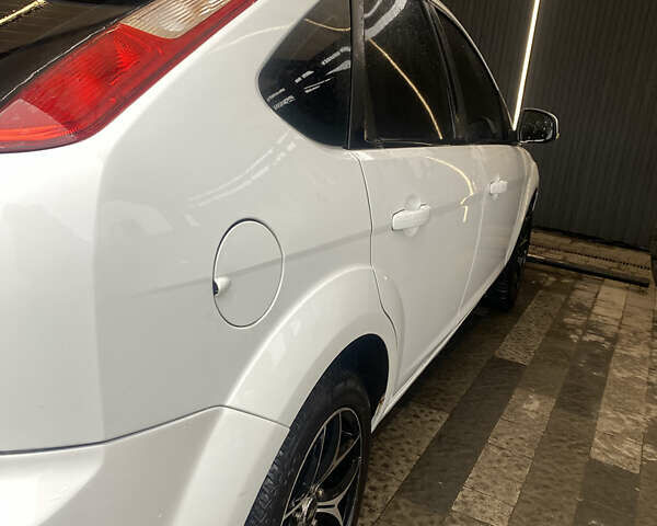 Білий Форд Фокус, об'ємом двигуна 1.6 л та пробігом 203 тис. км за 5600 $, фото 2 на Automoto.ua