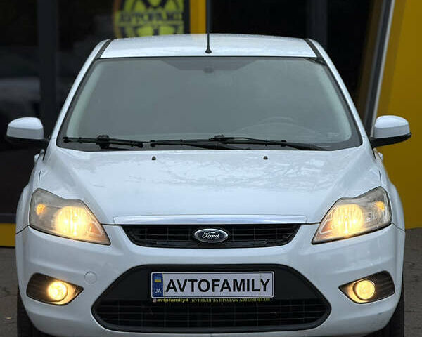 Белый Форд Фокус, объемом двигателя 1.6 л и пробегом 253 тыс. км за 5500 $, фото 1 на Automoto.ua