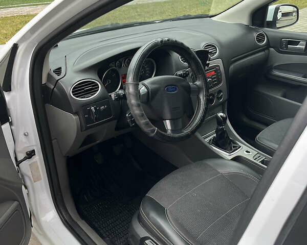 Білий Форд Фокус, об'ємом двигуна 1.6 л та пробігом 207 тис. км за 5000 $, фото 8 на Automoto.ua