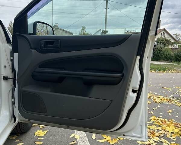 Белый Форд Фокус, объемом двигателя 1.39 л и пробегом 142 тыс. км за 5300 $, фото 7 на Automoto.ua