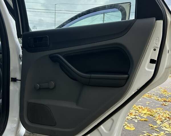 Белый Форд Фокус, объемом двигателя 1.39 л и пробегом 142 тыс. км за 5300 $, фото 9 на Automoto.ua