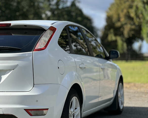 Білий Форд Фокус, об'ємом двигуна 1.6 л та пробігом 214 тис. км за 5500 $, фото 3 на Automoto.ua