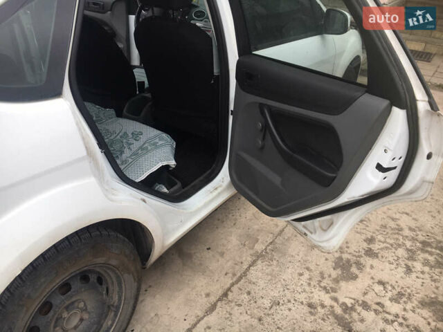 Білий Форд Фокус, об'ємом двигуна 1.4 л та пробігом 102 тис. км за 5000 $, фото 10 на Automoto.ua