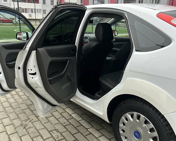 Білий Форд Фокус, об'ємом двигуна 1.6 л та пробігом 207 тис. км за 5000 $, фото 2 на Automoto.ua