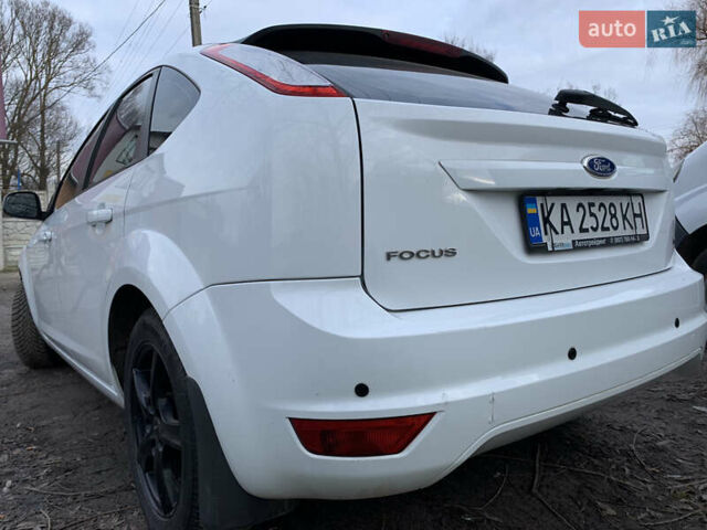 Белый Форд Фокус, объемом двигателя 1.6 л и пробегом 150 тыс. км за 5800 $, фото 4 на Automoto.ua