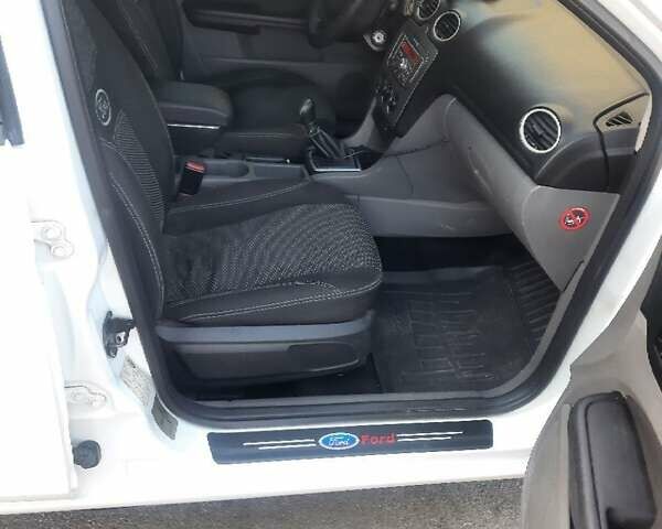 Белый Форд Фокус, объемом двигателя 1.6 л и пробегом 320 тыс. км за 5200 $, фото 1 на Automoto.ua