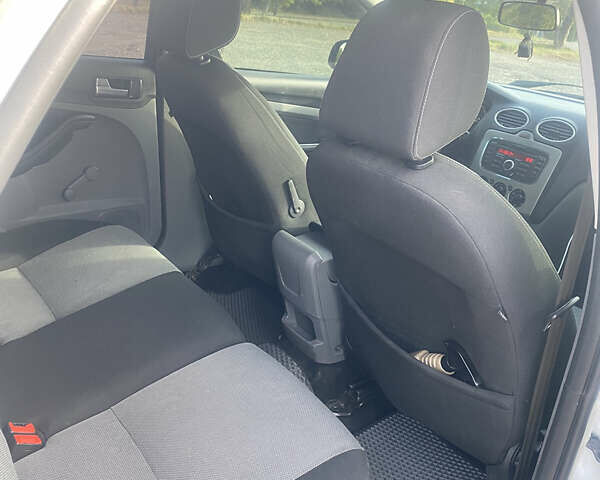 Білий Форд Фокус, об'ємом двигуна 1.6 л та пробігом 203 тис. км за 5600 $, фото 10 на Automoto.ua