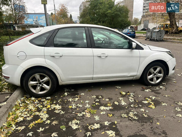 Форд Фокус 2010 в Киеве на Automoto.ua Белый Форд Фокус, объемом двигателя 1.57 л и пробегом 230 тыс. км за 2900 $, фото 5 на Automoto.ua