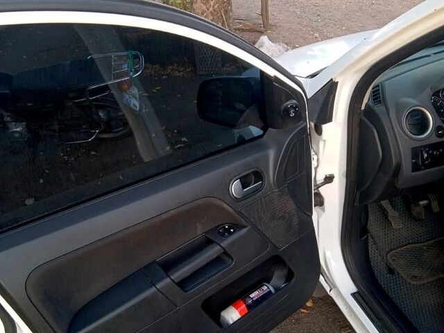 Білий Форд Фокус, об'ємом двигуна 1.4 л та пробігом 200 тис. км за 5200 $, фото 4 на Automoto.ua