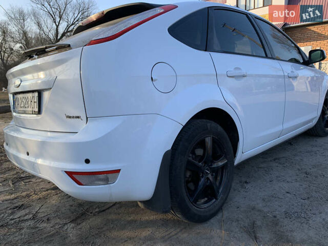 Белый Форд Фокус, объемом двигателя 1.6 л и пробегом 150 тыс. км за 5800 $, фото 11 на Automoto.ua