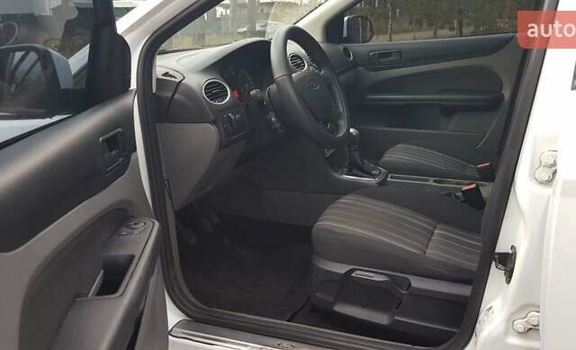 Белый Форд Фокус, объемом двигателя 1.4 л и пробегом 112 тыс. км за 5500 $, фото 3 на Automoto.ua