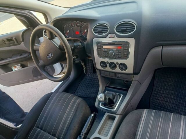 Білий Форд Фокус, об'ємом двигуна 1.4 л та пробігом 215 тис. км за 4500 $, фото 9 на Automoto.ua