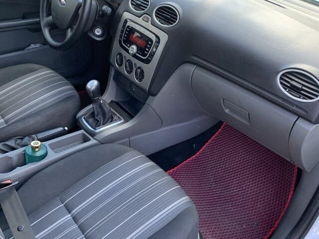 Білий Форд Фокус, об'ємом двигуна 1.4 л та пробігом 150 тис. км за 4800 $, фото 5 на Automoto.ua