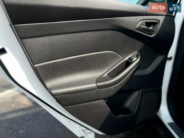 Белый Форд Фокус, объемом двигателя 2.01 л и пробегом 240 тыс. км за 6200 $, фото 34 на Automoto.ua