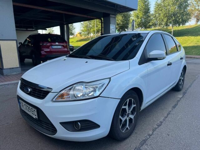 Белый Форд Фокус, объемом двигателя 1.4 л и пробегом 200 тыс. км за 4600 $, фото 2 на Automoto.ua