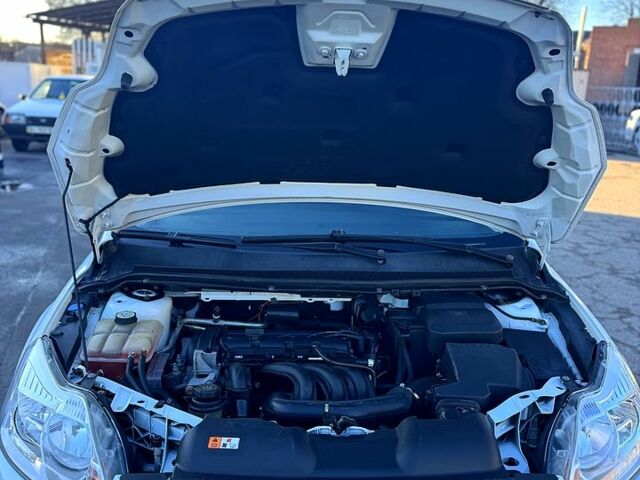 Білий Форд Фокус, об'ємом двигуна 1.6 л та пробігом 203 тис. км за 5999 $, фото 13 на Automoto.ua