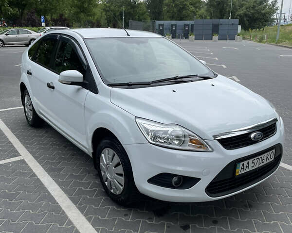 Білий Форд Фокус, об'ємом двигуна 1.4 л та пробігом 325 тис. км за 5000 $, фото 2 на Automoto.ua