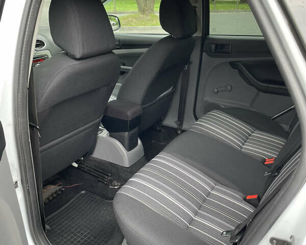 Білий Форд Фокус, об'ємом двигуна 1.4 л та пробігом 325 тис. км за 5000 $, фото 69 на Automoto.ua