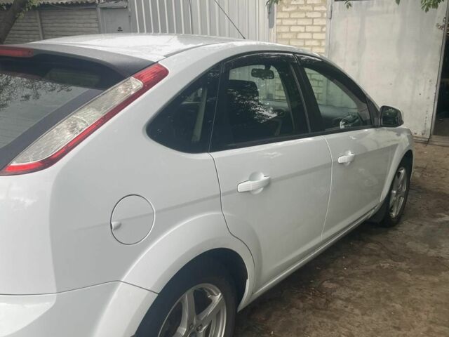 Белый Форд Фокус, объемом двигателя 1.6 л и пробегом 220 тыс. км за 5500 $, фото 4 на Automoto.ua