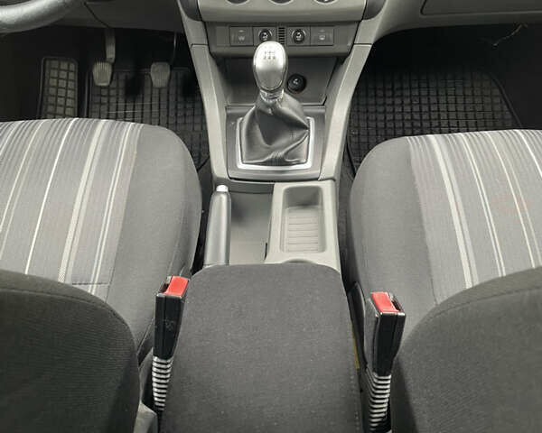 Білий Форд Фокус, об'ємом двигуна 1.4 л та пробігом 325 тис. км за 5000 $, фото 76 на Automoto.ua